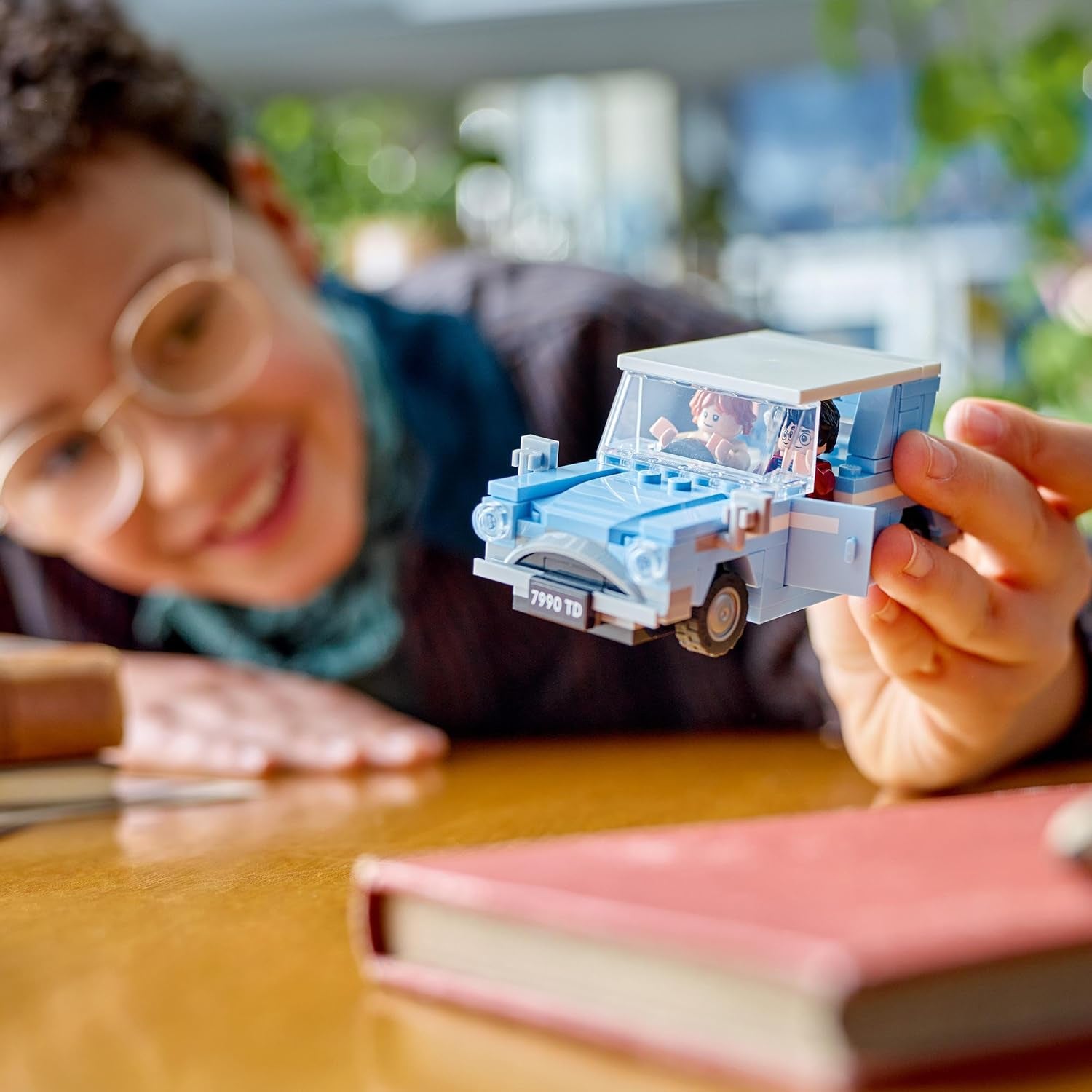 LEGO Harry Potter Létající Ford England Stavební autíčko pro děti Dárek pro chlapce, dívky a všechny fanoušky od 7 let Sada se 2 minifigurkami včetně Rona Weasleyho Hra na hrdiny 76424 Stavebnice Besuche den LEGO-Store