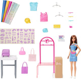 Barbie Fashion Boutique Playset – panenka s fóliovým vzorem, více než 150 originálních vzhledů, obsahuje 2 halenky a 5 fóliových listů, stojan na oblečení a čtečku kreditních karet, věk 3+, HKT78