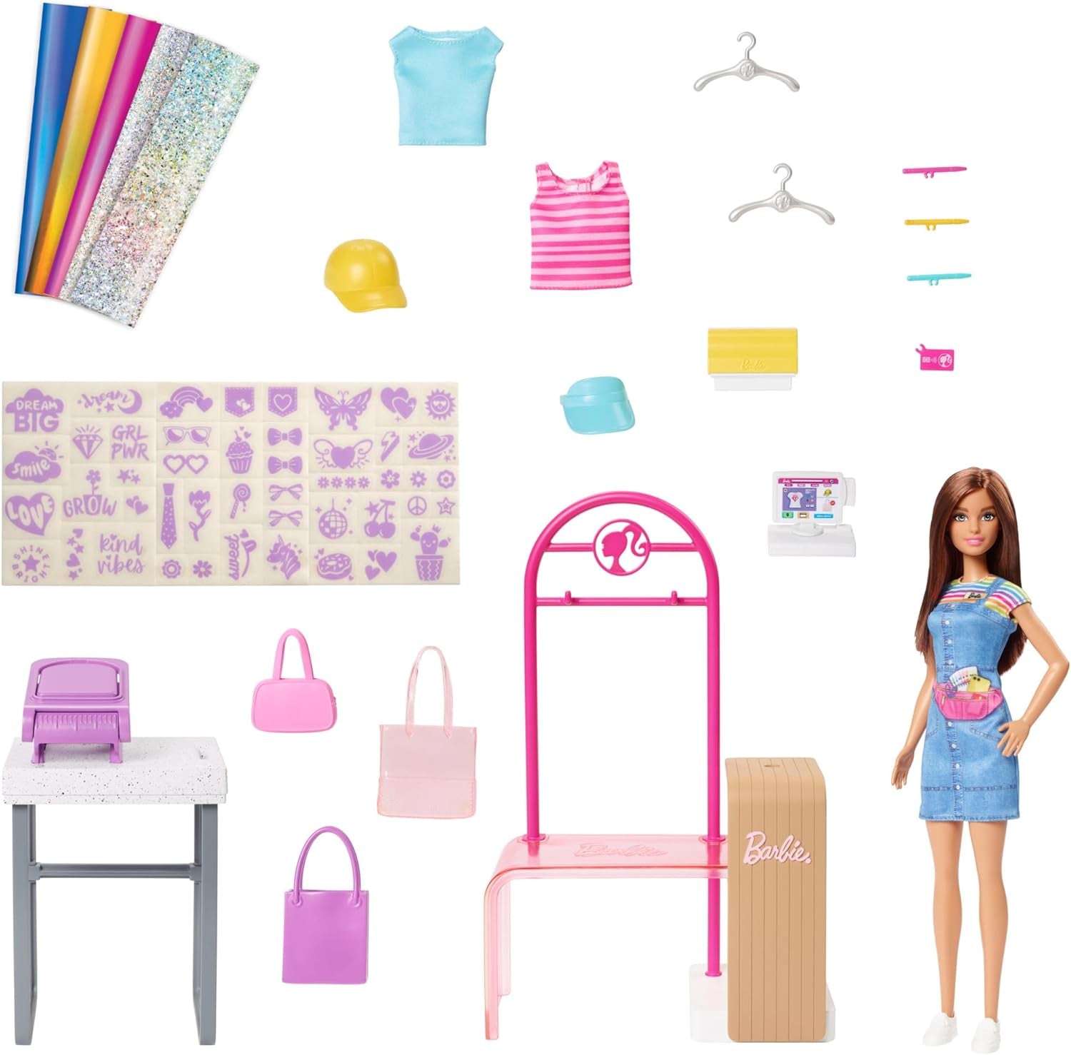 Barbie Fashion Boutique Playset – panenka s fóliovým vzorem, více než 150 originálních vzhledů, obsahuje 2 halenky a 5 fóliových listů, stojan na oblečení a čtečku kreditních karet, věk 3+, HKT78