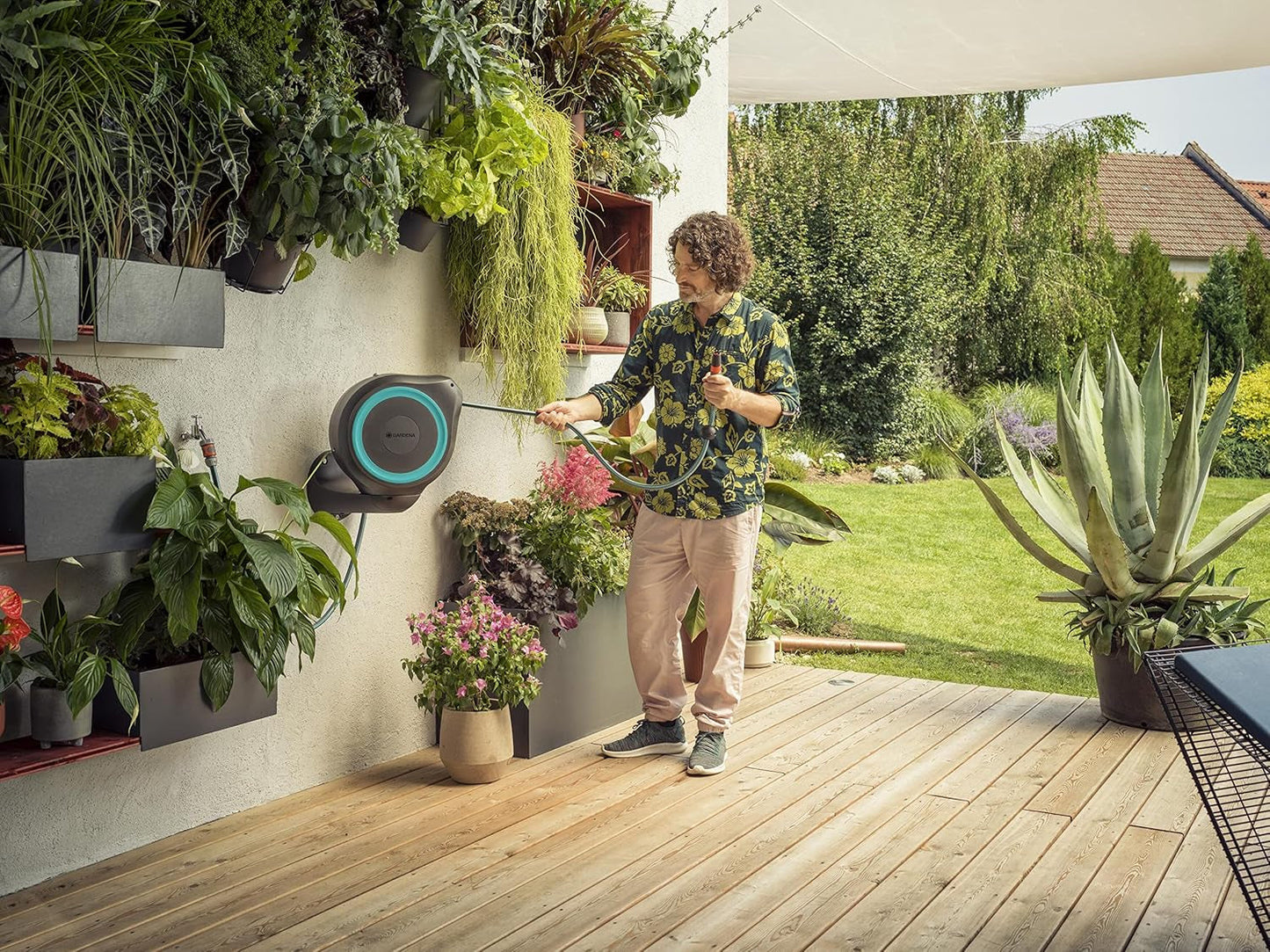 Gardena RollUp M nástěnný hadicový box (tyrkysový) 20 m: Flexibilní zavlažování pro středně velké zahrady, otočný hadicový naviják, s nástěnným držákem, systémové komponenty a rozprašovací tryska, včetně 20m hadice (18610-20)