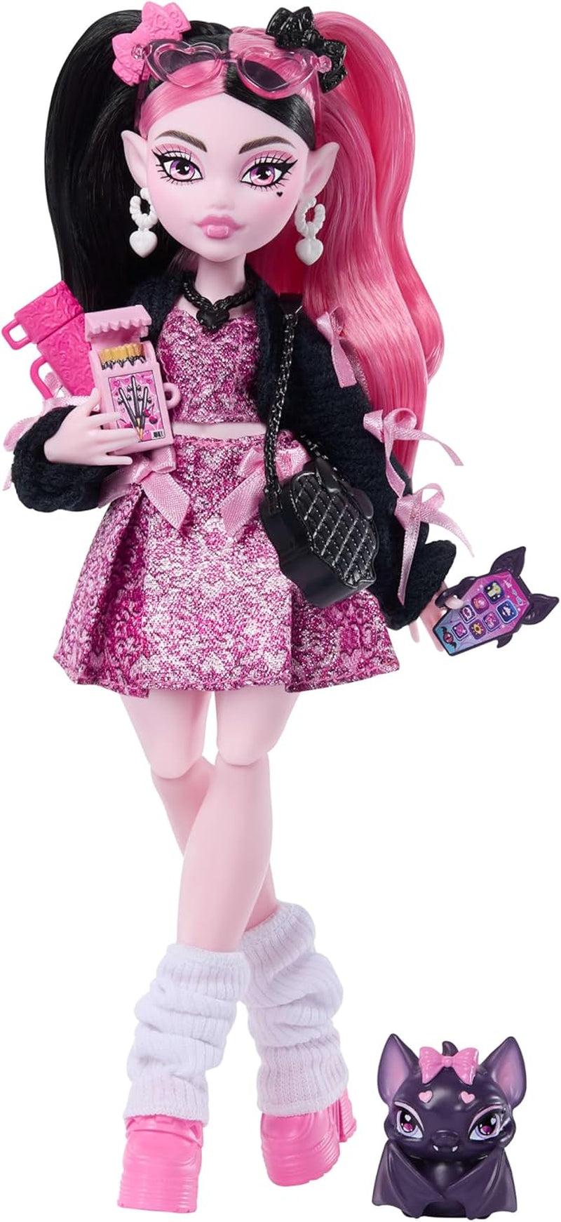 Panenka Monster High Draculaura v růžových šatech s mašlemi a černým svetrem s Count Fabulous Bat a 7 doplňky včetně ramen, rtěnky a tašky, JHK29