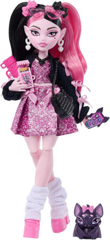 Panenka Monster High Draculaura v růžových šatech s mašlemi a černým svetrem s Count Fabulous Bat a 7 doplňky včetně ramen, rtěnky a tašky, JHK29