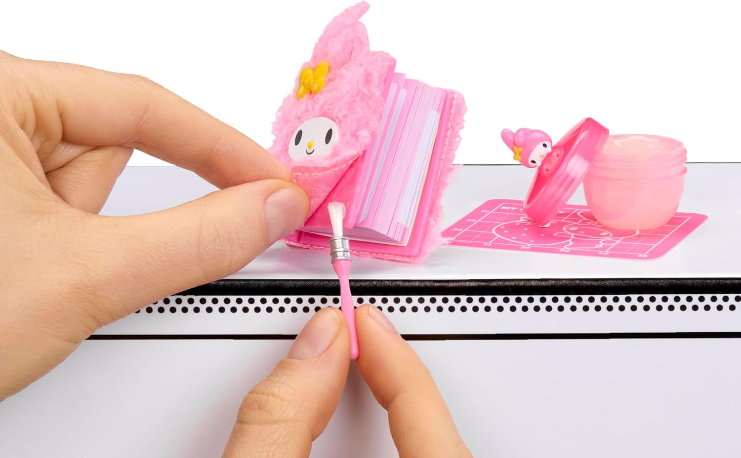 Miniverse MGA Make It Mini Hello Kitty and Friends Series 3 – mini sběratelské předměty, Sanrio, retro repliky papírnictví, řemesla, kutilství, pro sběratele a děti od 8 let