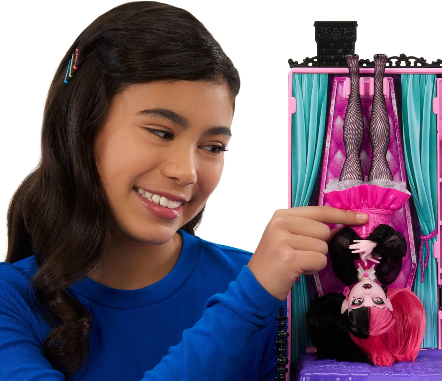 Hotelový domeček pro panenky Monster High Buh-tique, skládací herní sada s děsivými překvapeními v každém pokoji a 13+ herních sad, včetně nábytku a doplňků, JBF16