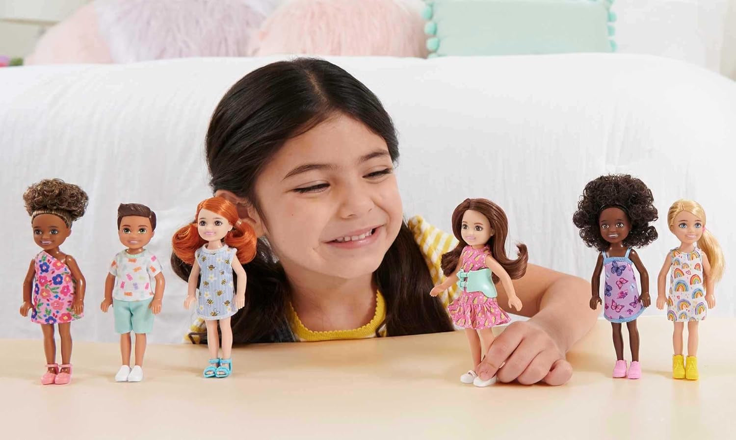Barbie Chelsea Club – HGT07 – 15cm kloubová panenka smíšené rasy dívka s růžovým květem