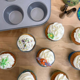 Wilton 03-3118 Cupcake-/muffin Backform, Recipe Right, Antihaft, 12 Vertiefungen, Grau Formy a plechy na pečení Naty Shop
