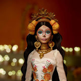 Sběratelská figurka pro panenky Barbie Signature Day of the Dead 2025 v krémových šatech s volánky, měsíčky a mašlemi, květinovou korunkou ve vlasech a barvou na obličej Calavera, JBJ05