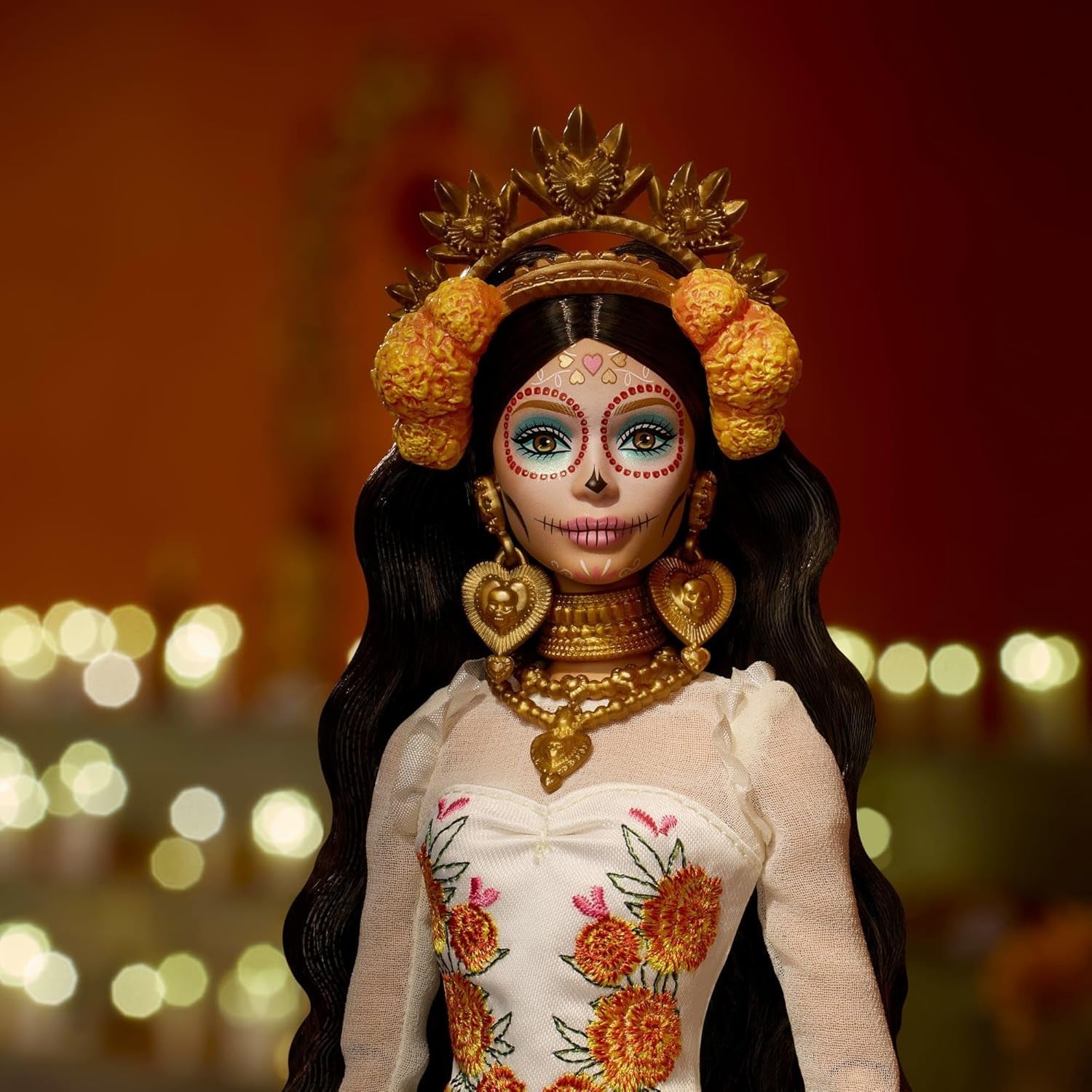 Sběratelská figurka pro panenky Barbie Signature Day of the Dead 2025 v krémových šatech s volánky, měsíčky a mašlemi, květinovou korunkou ve vlasech a barvou na obličej Calavera, JBJ05