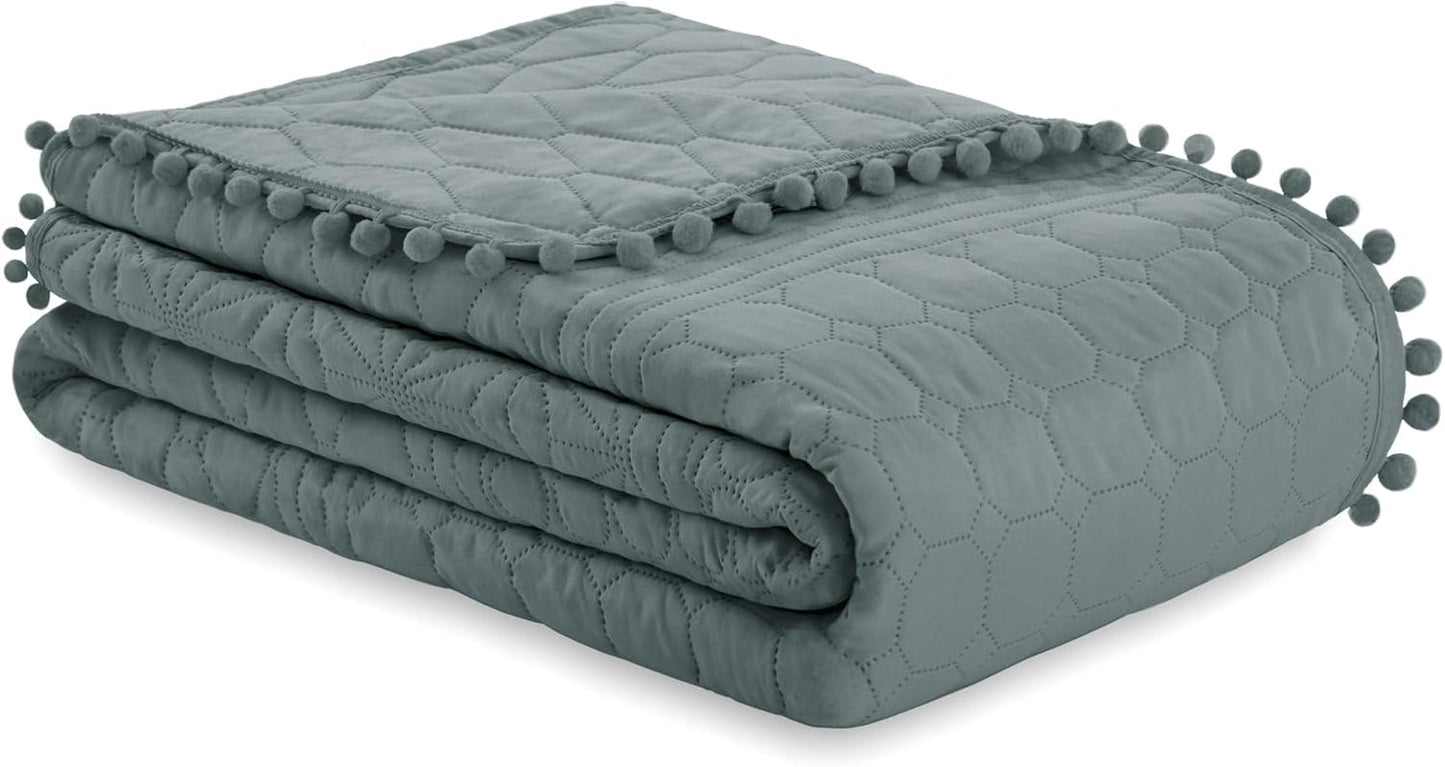 Ameliahome Přehoz na postel s bambulkami 220X240 Cm Oboustranný přehoz Ultrazvukové prošívání Polyester Meadore Grey Postele a přikrývky Besuche den AmeliaHome-Store