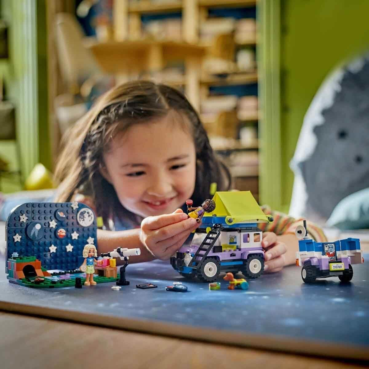 Stavebnice LEGO Friends Stargazer Camping Vehicle s terénním vozidlem a dalekohledem, dárek pro dívky a chlapce od 7 let, obsahuje figurky na hraní Nova, Aliya a pes 42603 Stavebnice Besuche den LEGO-Store