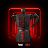 Kávovar Bialetti Moka Express Stranger Things na 6 šálků, hudební tlačítko s funkcí nabíjení USB-C, nevhodné pro indukční varné desky, 6 šálků (270 ml), černá