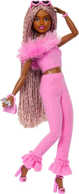 Panenka Barbie Deluxe Styl č. 3 s oblečením Barbiecore, blond vlasy ve vysokém drdolu, pastelově růžové šaty s velkou mašlí a doplňky jako síťované punčocháče, HYV27 Naty Shop Brown Dolls