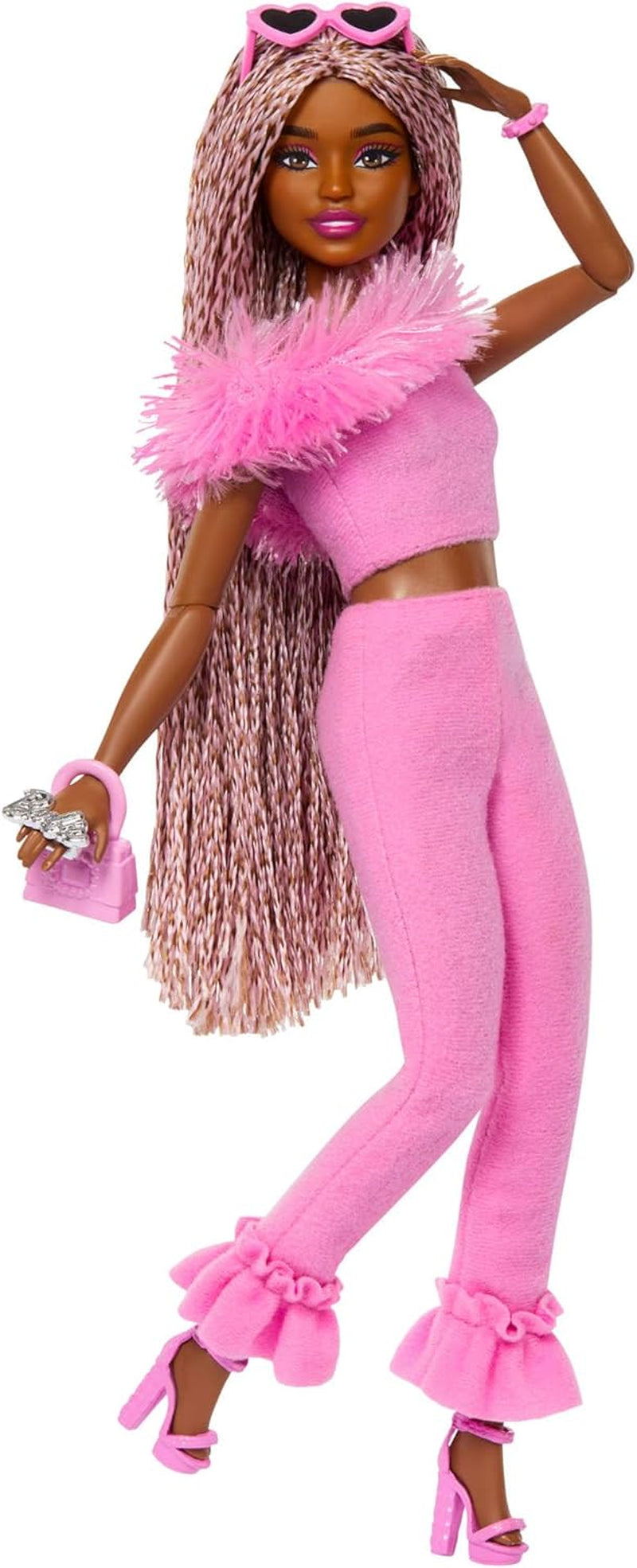 Panenka Barbie Deluxe Styl č. 3 s oblečením Barbiecore, blond vlasy ve vysokém drdolu, pastelově růžové šaty s velkou mašlí a doplňky jako síťované punčocháče, HYV27 Naty Shop Brown Dolls