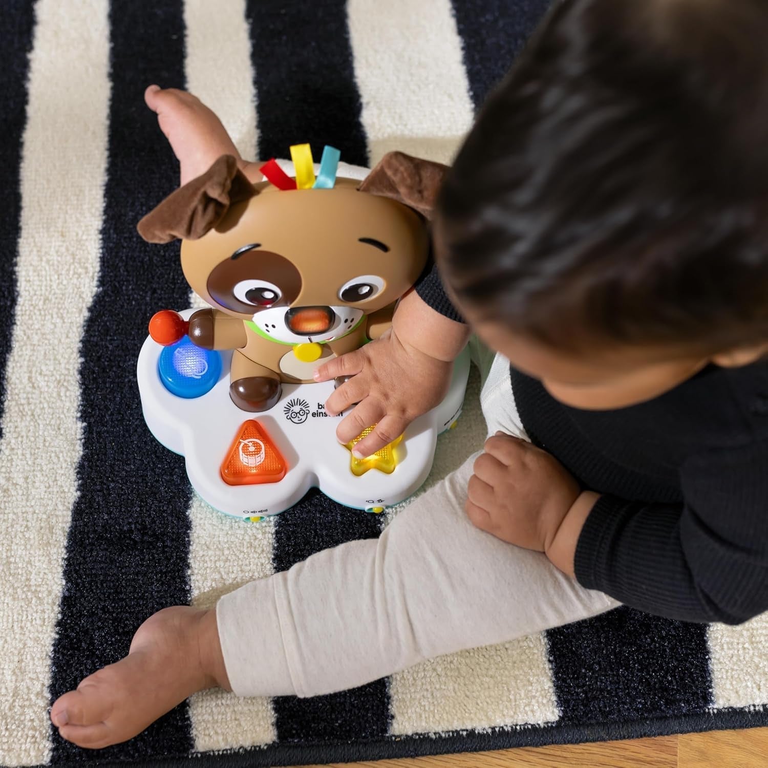 Hudební výuková hračka Baby Einstein, Drum & Learn Dean – multisenzorická hračka pro miminko, 2 herní režimy, barvy, tvary a nástroje, 50+ zvuků, od 6 měsíců Hračky pro miminka Naty Shop