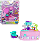DREAMWORKS GABBY DOLLS HOUSE - Balíček nábytku Meerkätzchen Bobble Kitty, figurka kočky s nábytkem a doplňky do domečku pro panenky, věk 3+
