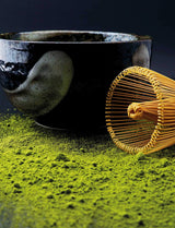 Prémiová organická Matcha z Japonska, Ceremonial Grade, Bez pesticidů, Extra jemný prášek v krabičce 30g, Intenzivní a delikátní příchuť zeleného čaje, Vhodné pro Latte, Smoothie, Ceremonial Grade