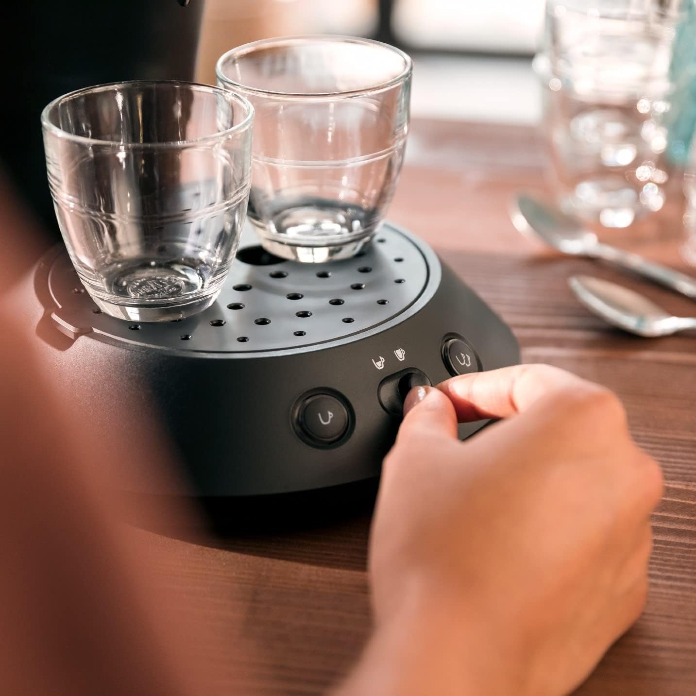 Espresso kávovar PHILIPS Original Plus Eco, výběr intenzity kávy, technologie Coffee Boost, 80 % recyklovaný plast*, 45 % snížená spotřeba energie**, 2 šálky současně, klavírní čerň (CSA210/22)