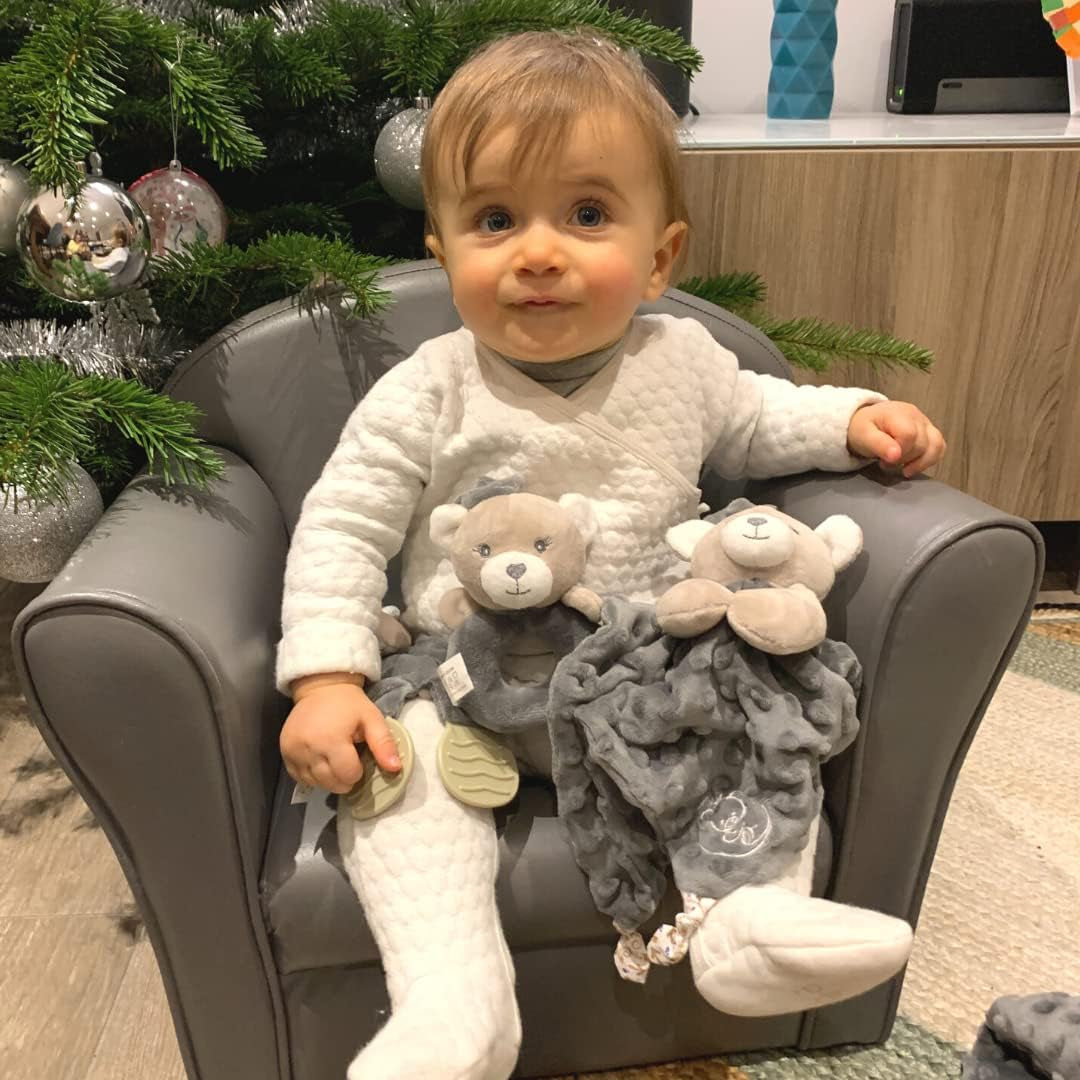 - Plyšová hračka s chrastítkem - Medvěd - 012290 - Šedá - Fleece - Porod - Plyšová hračka - Miminko - Uklidňující - Měkká - Lze prát - 13 cm x 10 cm - Od 0 měsíců Baby Toys Naty Shop