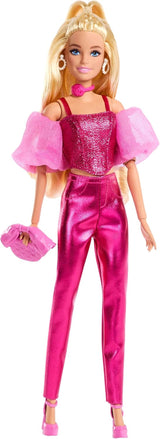 Panenka Barbie Deluxe Style #5 v metalicky růžovém blond oblečku s třpytivým živůtkovým topem a třpytivými kalhotami, s doplňky včetně růžového náhrdelníku a kabelky, JFP40