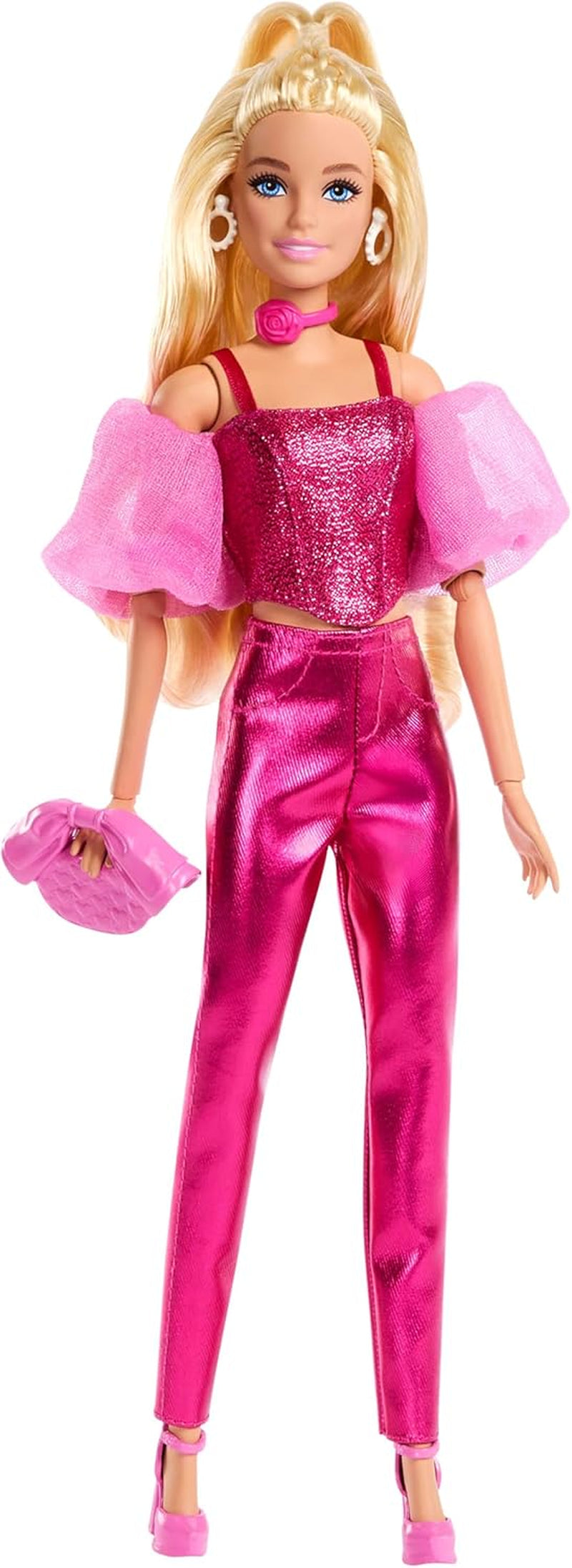 Panenka Barbie Deluxe Style #5 v metalicky růžovém blond oblečku s třpytivým živůtkovým topem a třpytivými kalhotami, s doplňky včetně růžového náhrdelníku a kabelky, JFP40