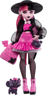 Panenka Monster High Draculaura se svým mazlíčkem, netopýří kočkou, Count Fabulous, a doplňky, jako je batoh, kniha kouzel, bento box a další, HRP64