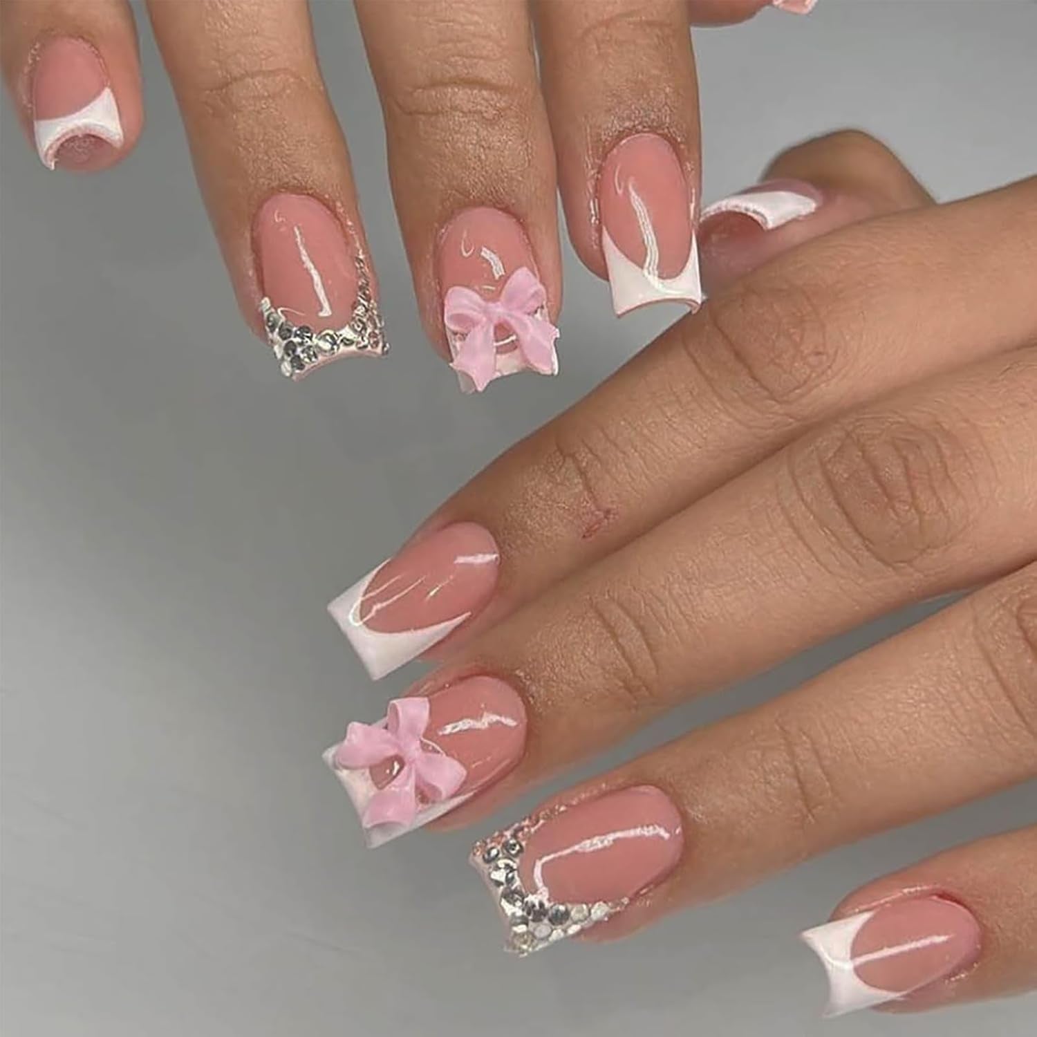 24ks Pink Diamond Bow Francouzská manikúra Tablety Čtvercové nehty Vzor kamínky Nude Pink Umělé nehty Celý kryt Lepidlo Manikúra