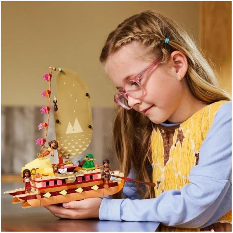 LEGO Ç€ Disney Moana 2: Moanin dobrodružný vor - Hrací člun s plachtami, odnímatelnou palubou, táborákem a 3 mini-panenkami včetně Lota a Moni - Dárek pro dívky od 6 let a fanoušky - 43270 Stavebnice Beuche den LEGO-Store