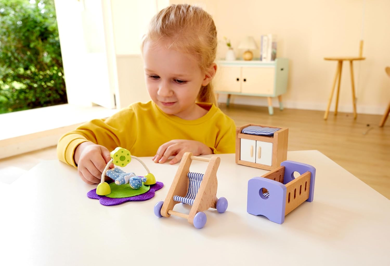 Hape Baby Room - Dřevěná sada pokojíčku pro panenky, Nábytek pro panenky, Doplňky k domečku pro batole, Miniaturní dětský pokoj s houpačkou a doplňky, 3 roky stará hra na hraní