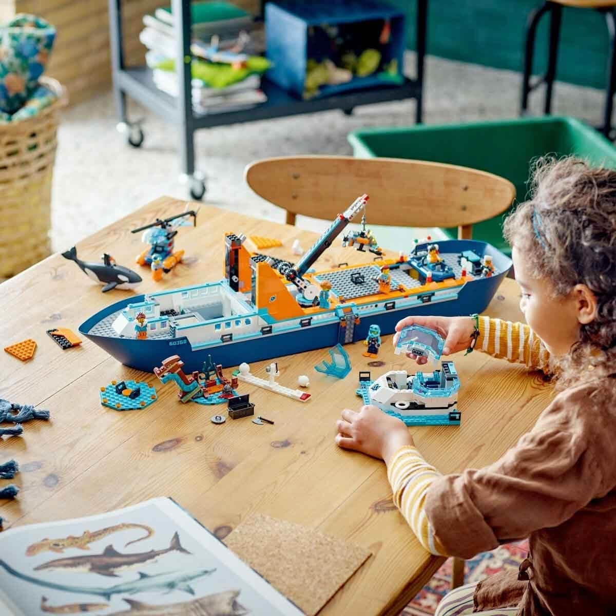 Arktická výzkumná loď LEGO City, velký plovoucí člun s helikoptérou, nafukovací člun, ponorka Rov, vrak vikinga, 7 minifigurek a figurka orky, dárek pro děti starší 7 let 60368 Stavebnice Besuche den LEGO-Store