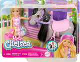 Panenka Barbie Chelsea a poníci – připoutejte se pro hraní a bezpečnou jízdu, růžové sedlo a schůdky, obsahuje helmu a roztomilé kostkované šaty, od 3 let, HTK29