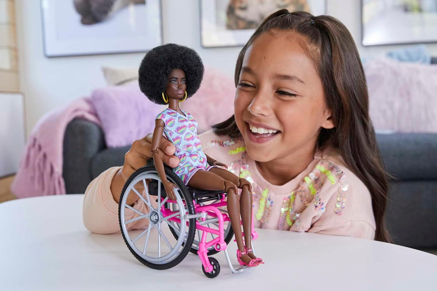 Barbie Fashionistas Černé vlasy Barevný overal Invalidní vozík Rampa Včetně panenky pro invalidní vozík Dětská dárková hračka Věk 3+ HJT14
