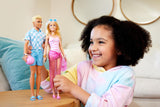 Barbie Ken - Blond panenka s modrou košilí a koupací zástěrou, plážovými doplňky a plážovým míčem pro kreativní hraní, od 3 let, HPL74