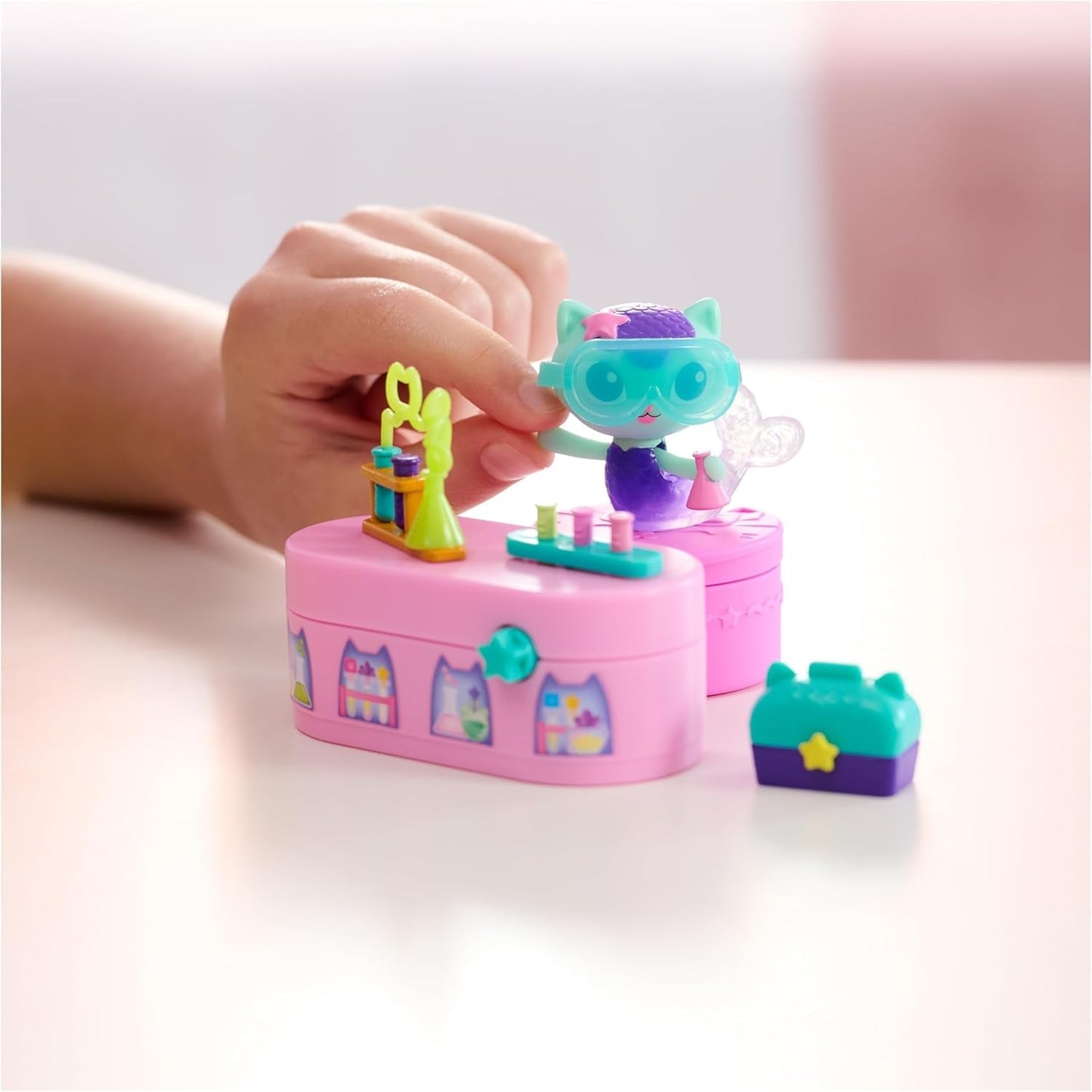 Domeček pro panenky Gabby™S, Bobble Kitty Nábytek Sada surikat Kočičí figurka s nábytkem a doplňky do domečku pro panenky, Domečky pro panenky starší 3 let Naty Shop