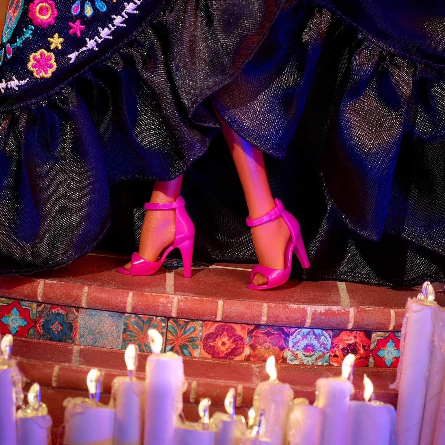 Podpisová panenka Barbie, Sběratelská figurka Día De Muertos 2024 v černých šatech a modrém nařaseném topu, vyšívaný potisk a barevné doplňky, HRM72