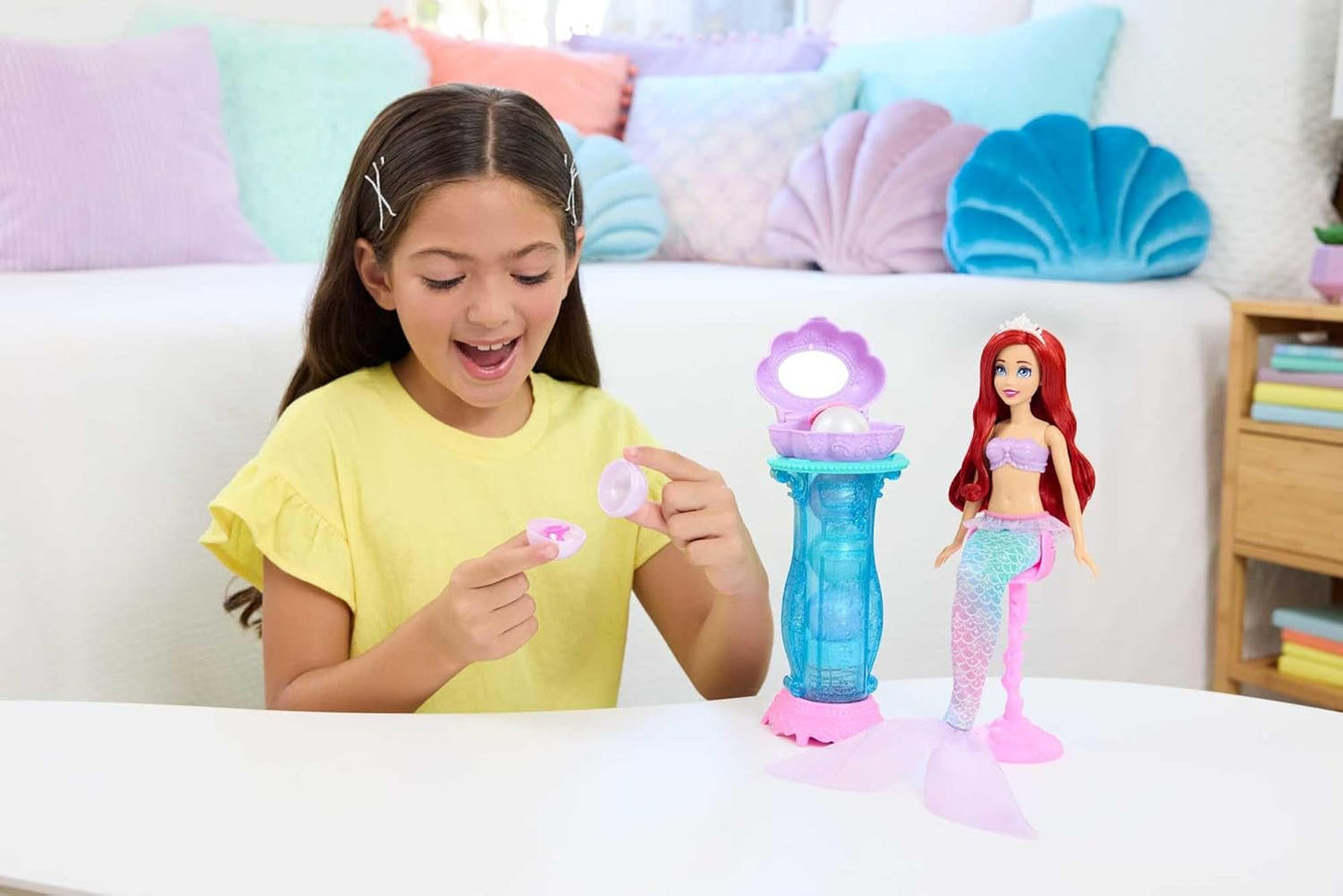 Mattel Disney Princess Toys, panenka Mermaid Ariel Fashion s odnímatelnou ocasní ploutví, toaletní stolek s 5 opakovatelnými vyskakovacími překvapeními a 5 doplňky, JBF86