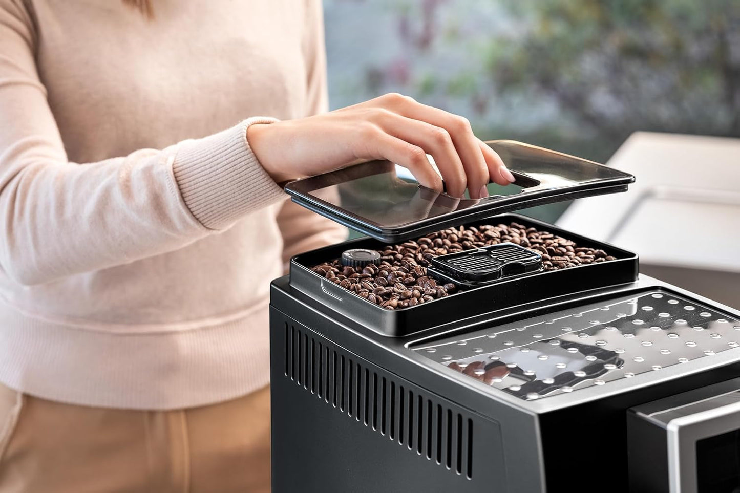 De'Longhi Magnifica S Smart ECAM 230.13.B Plně automatický kávovar na espresso s napěňovačem mléka pro cappuccino, espresso, kávu a dlouhou kávu, tlačítka přímé volby a otočný ovladač, funkce 2 šálků, černá
