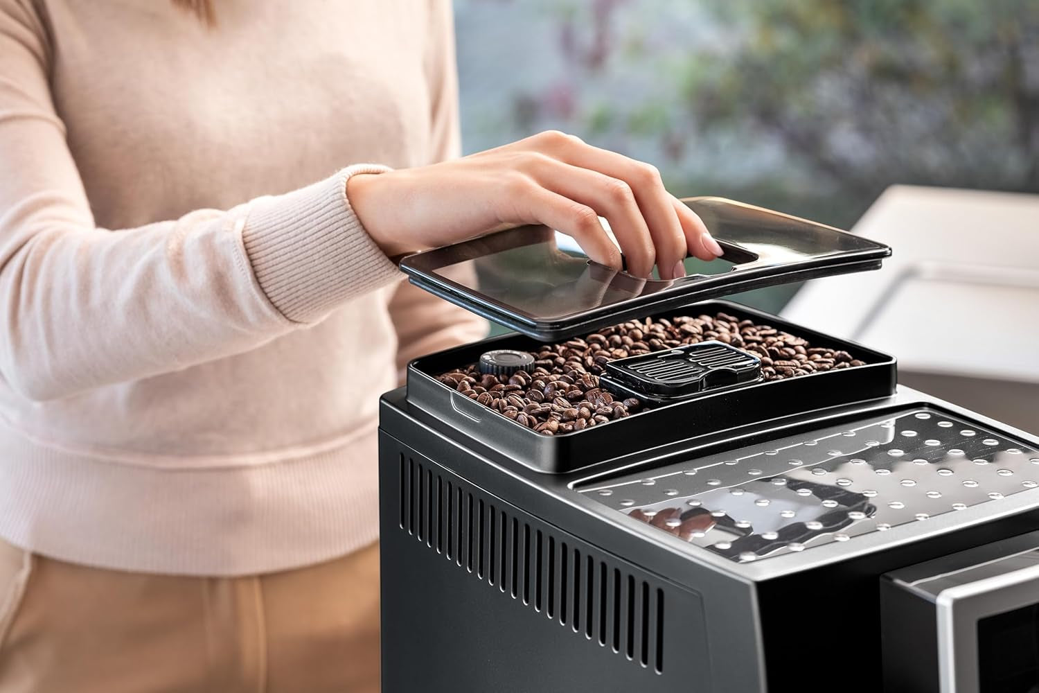 De'Longhi Magnifica S Smart ECAM 230.13.B Plně automatický kávovar na espresso s napěňovačem mléka pro cappuccino, espresso, kávu a dlouhou kávu, tlačítka přímé volby a otočný ovladač, funkce 2 šálků, černá