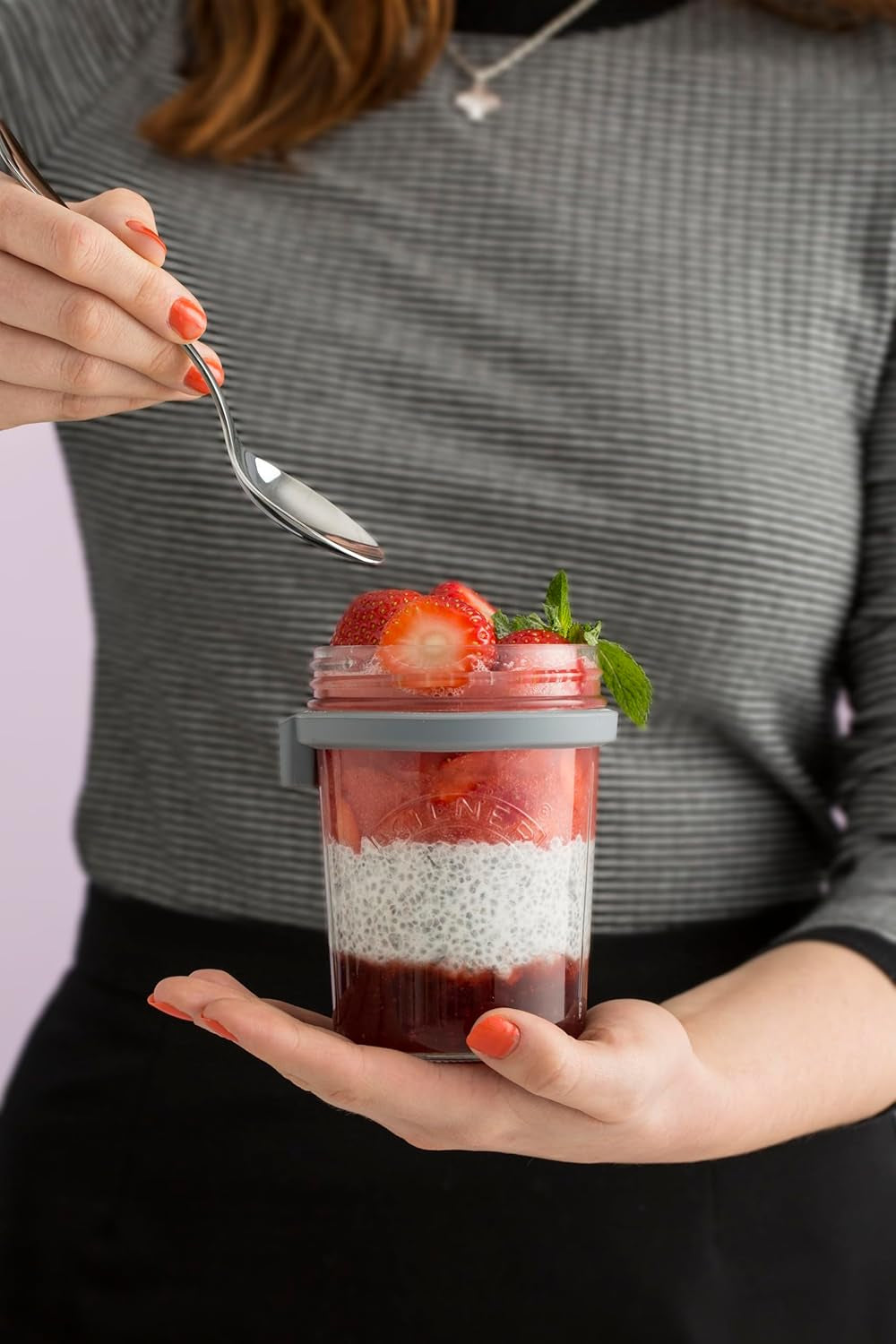 Snídaňová dóza Kilner se lžičkou / 350 ml, Ø 9,5 cm / 5 kusů | kelímek na müsli s sebou / netoxický / skleněná nádoba s víkem na müsli, kaši a jogurt / nádoba na oves na noc Naty Shop Boxy na skladování potravin