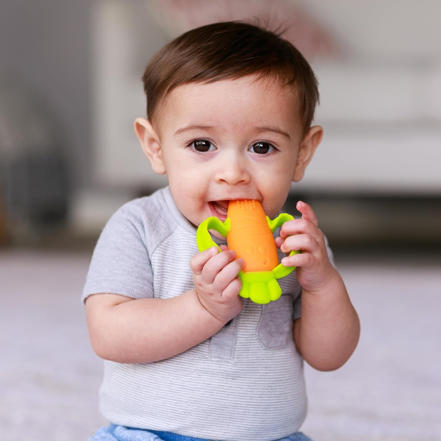 Infantino Lil' Nibbles, texturované silikonové kousátko, kousátko pro miminka bez BPA, měkké, snadno se drží, smyslová stimulace pro kojence, mrkev