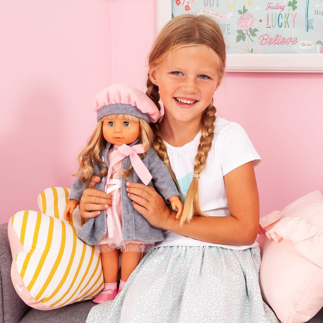 Bayer Design 94635AX Funkční panenka Charlene s ospalými vlasy a očima, mluví a zpívá 90 vět, 2 básně a 8 písní, 46 cm, panenka s více doplňky, 1,30 kg, růžová, šedá