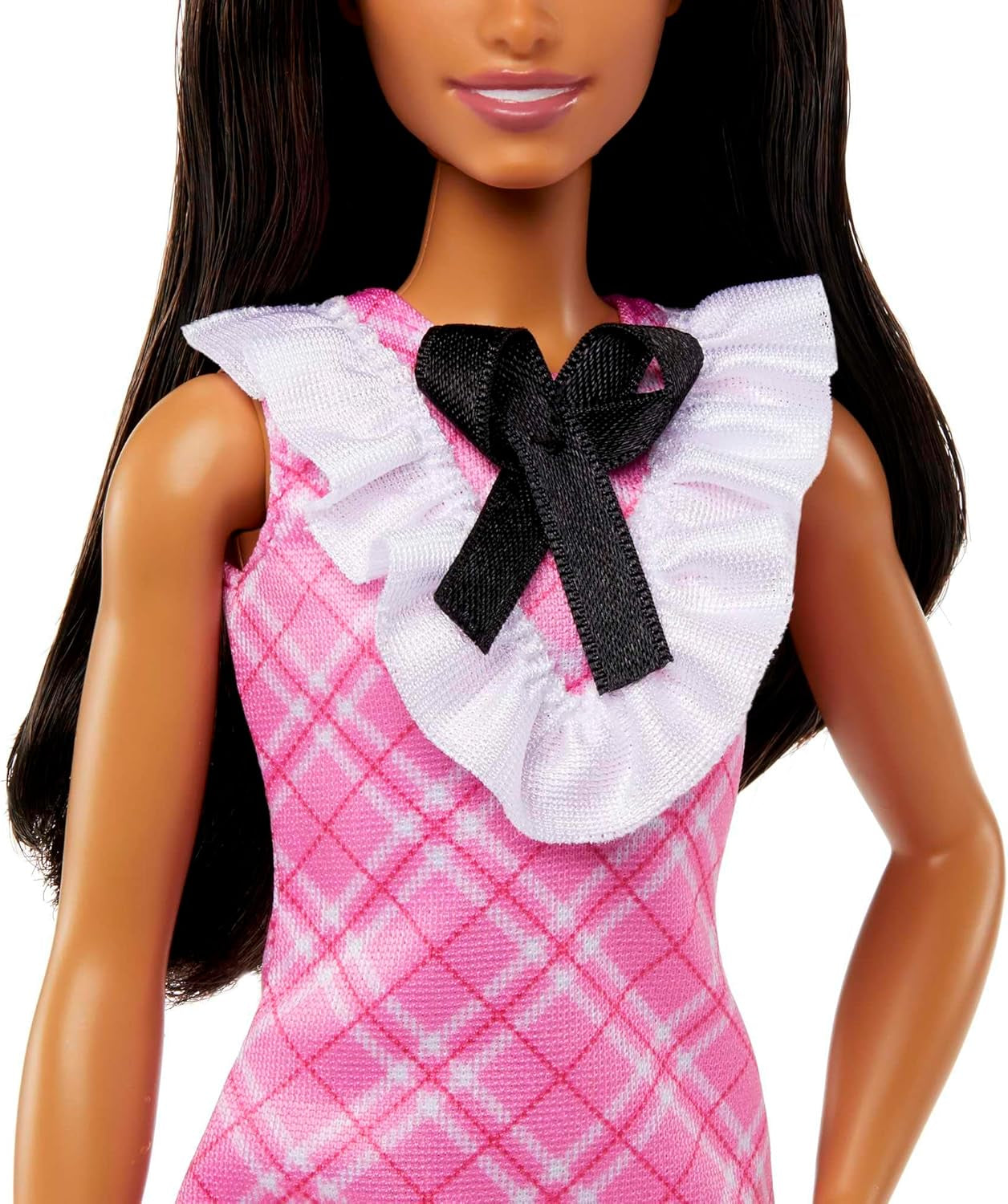Panenka Barbie Fashionistas Sportovní černé vlasy a perlová čelenka v růžových kostkovaných šatech s černou mašlí a nařaseným límcem pro děti od 3 let HJT06