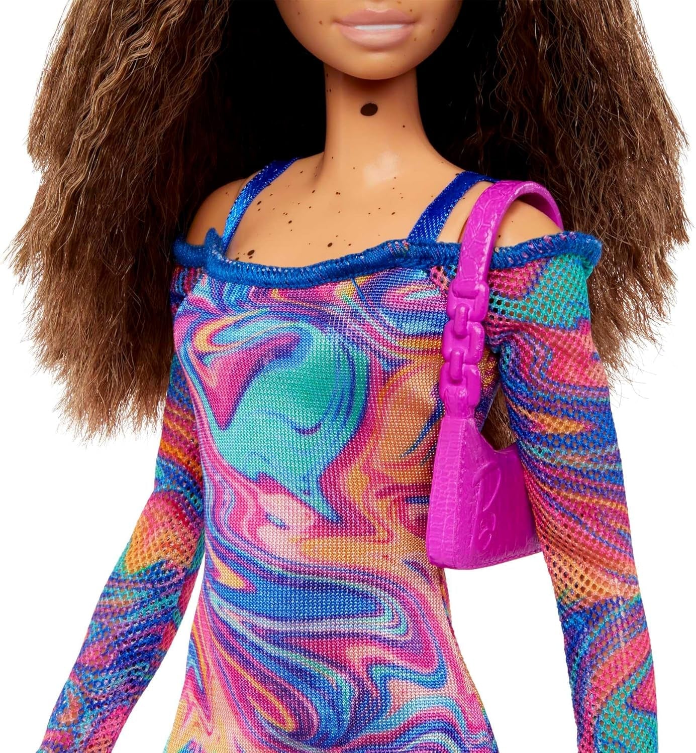 Panenka Barbie Fashionistas č. 206 – Vlnité vlasy a pihy – Moderní šaty z duhového mramoru, taška přes rameno a zelené boty – od 3 let, HJT03