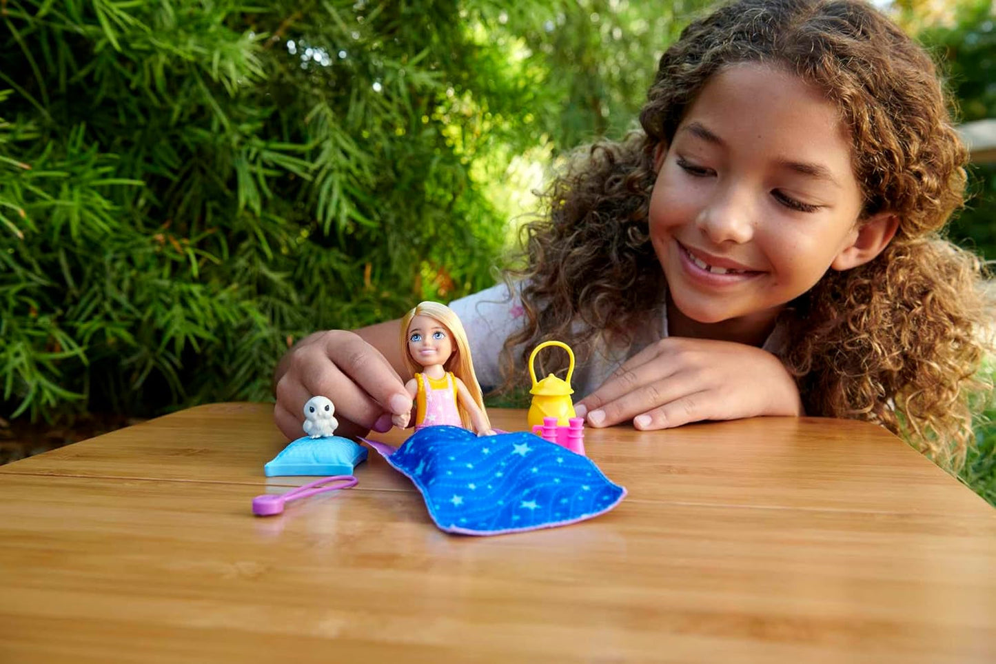 Série Barbie Chelsea, Kempování panenky Chelsea s blond vlasy, Sova, Spací pytel, Polštář, Baterka, Dalekohled, Doplňky pro kempování, Dárek pro děti, Hračka od 3 let, HDF77