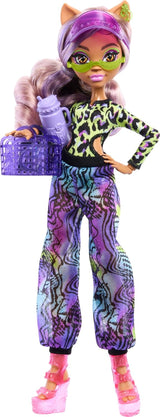 Panenka Monster High Scare Adise Island Clawdeen Wolf s plavkami, joggingovými kalhotami a plážovými doplňky, jako je kšilt, láhev s vodou a kniha