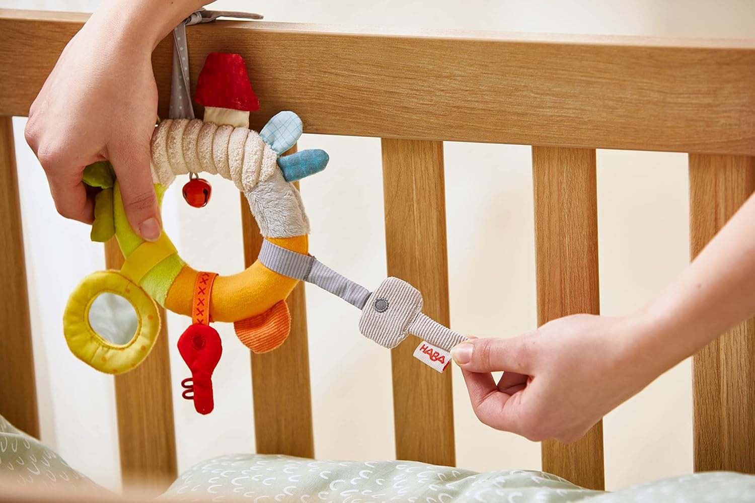 HABA 306453 - Závěsná figurka První sada klíčů, pohyblivé a závěsné figurky od 6 měsíců Dětské hračky Naty Shop