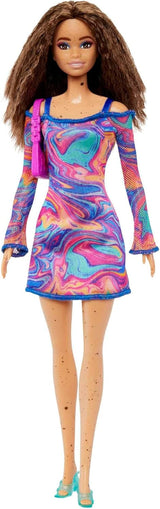 Panenka Barbie Fashionistas č. 206 – Vlnité vlasy a pihy – Moderní šaty z duhového mramoru, taška přes rameno a zelené boty – od 3 let, HJT03