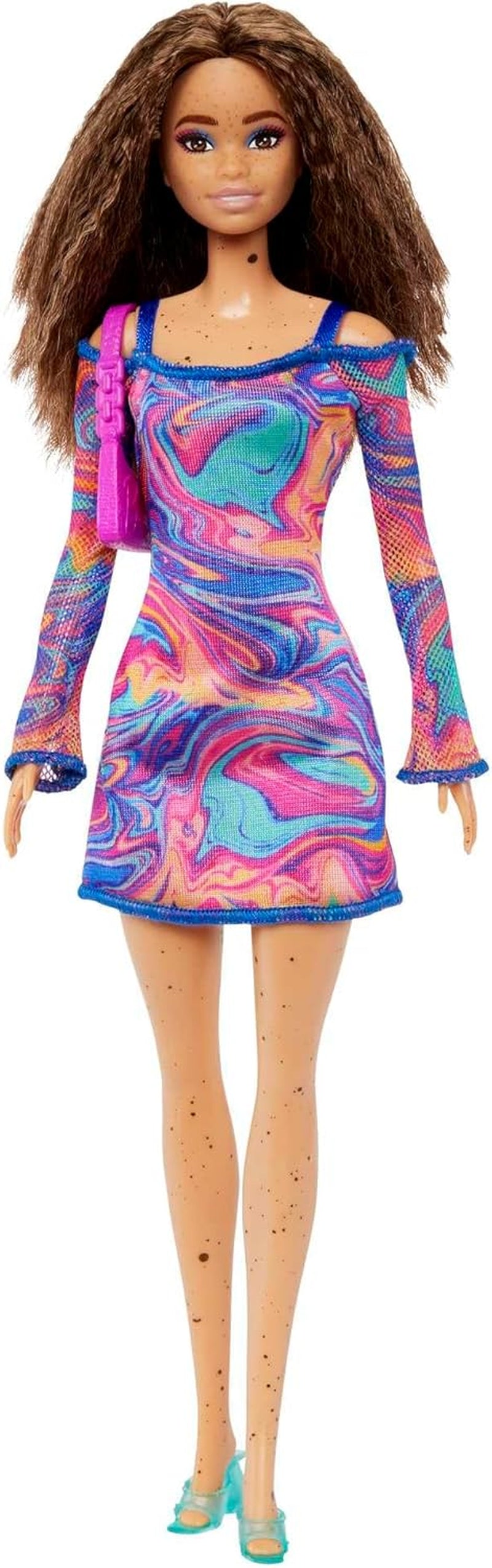 Panenka Barbie Fashionistas č. 206 – Vlnité vlasy a pihy – Moderní šaty z duhového mramoru, taška přes rameno a zelené boty – od 3 let, HJT03