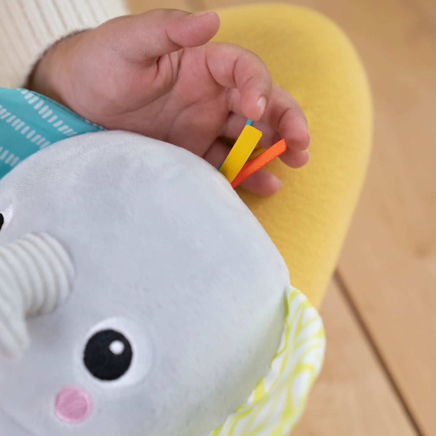 Bright Starts, hračka slona Hug-a-bye se světly, písničkami, různými texturami a dalšími, vícebarevné hračky Bebe Naty Shop