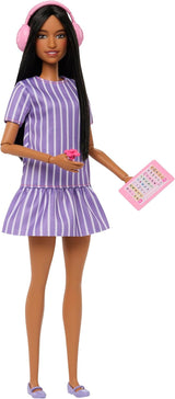 Panenka Barbie Fashionistas č. 245, autistická panenka s fialovými pruhovanými šaty a doplňky jako fidget spinner, tablet a sluchátka, JJN58