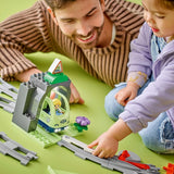 LEGO DUPLO Městský železniční tunel a koleje – rozšiřující sada, dárek pro batolata, podporuje zručnost, herní sada pro 2leté fanoušky vozidel, kreativní výuková hračka 10425 Stavebnice Besuche den LEGO-Store